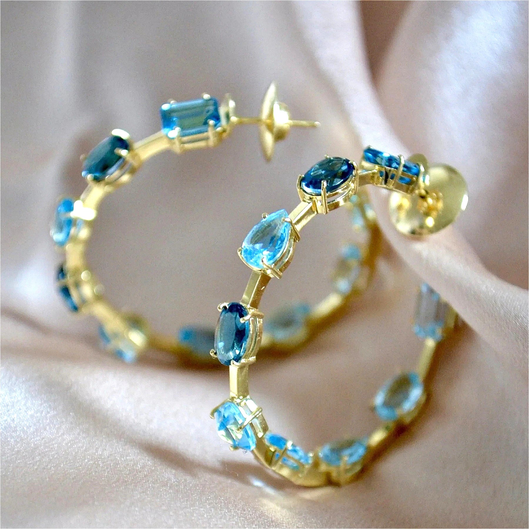 Fashion Blue Synthetic Zirconia Inlaid Golden Plated Hoop Earrings for Women Elegant Sparkling Banquet Jewelry Accessories Gifts