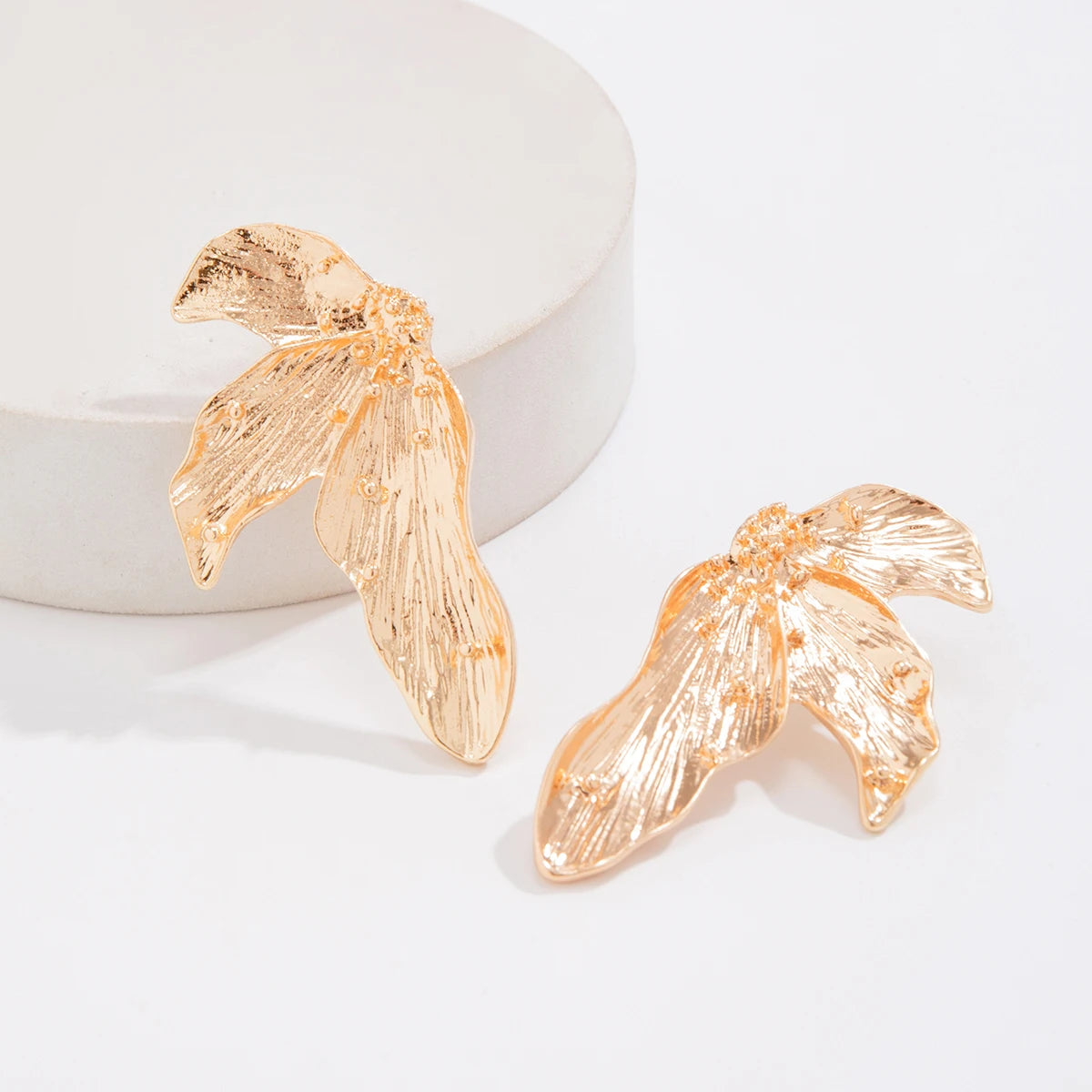 Elegant Retro Gold Color Leaves Stud Earrings for Women Design Sense Irregular Piercing Earrings Fashion Banquet Party Jewelry