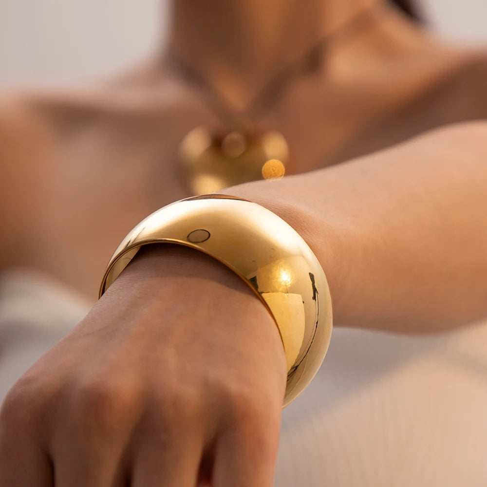Youthway Minimalist Stainless Steel Multi-Size Glossy Plain Hoop Bracelet 18K Gold Plated Classic Golden Jewelry for Women