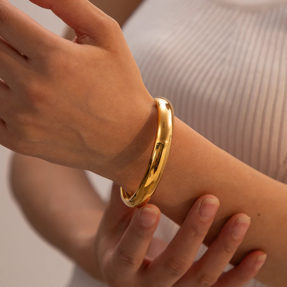 Youthway Minimalist Stainless Steel Multi-Size Glossy Plain Hoop Bracelet 18K Gold Plated Classic Golden Jewelry for Women